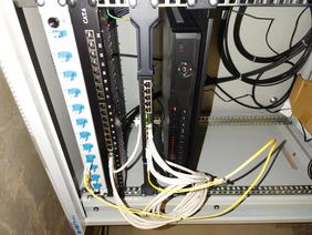 Szafa teletechniczna (główny punkt dostępowy) łączący dwie hale produkcyjne światłowodem, wraz z monitoringiem (2)